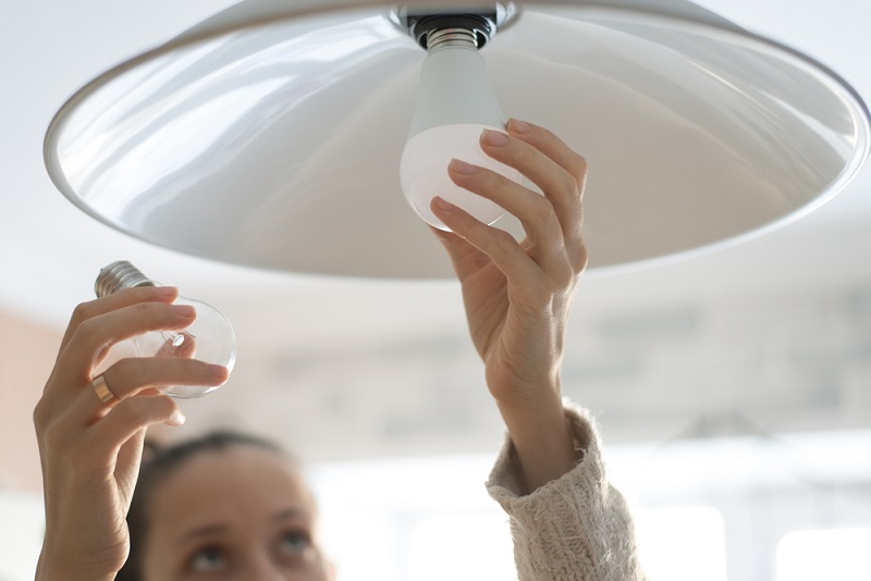 Substitua lâmpadas comuns por lâmpadas de LED para economizar na conta de luz. Foto: Rasstock / Shutterstock.