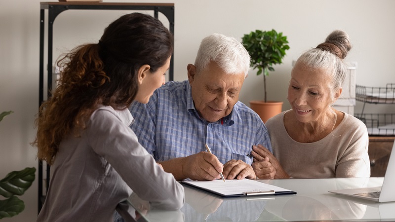 Leia o contrato de empréstimo para idoso e tire todas as suas dúvidas antes de assiná-lo. Foto: fizkes / Shutterstock.