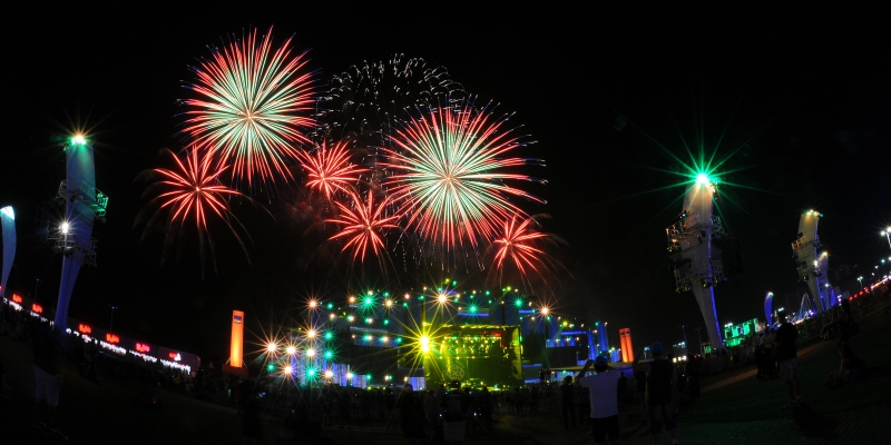 Fogos de artifício sendo soltos durante um show do Rock in Rio.