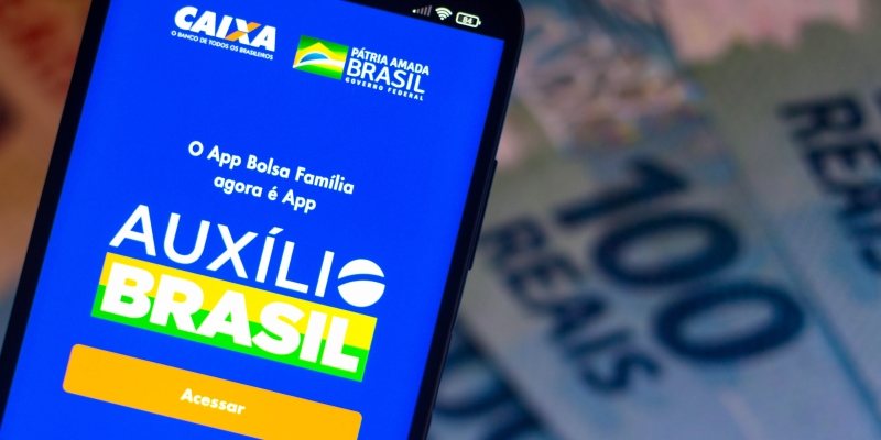 Um celular com a tela inicial do aplicativo do Auxílio Brasil.