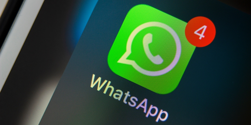 Uma tela de celular com a notificações do WhatsApp. Imagem para ilustrar a matéria sobre o golpe do WhatsApp.