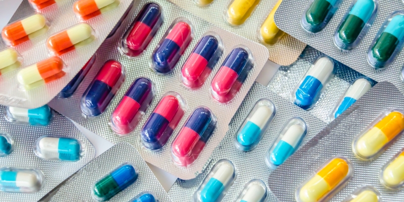 Diversas embalagens de remédios sobrepostas. Imagem para ilustrar a matéria sobre preço de remédios.