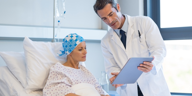 Um mulher, em tratamento de quimioterapia, recebendo notícia de seu médico sobre a mudança no plano de saúde. Imagens para ilustrar a matéria sobre o rol taxativo.