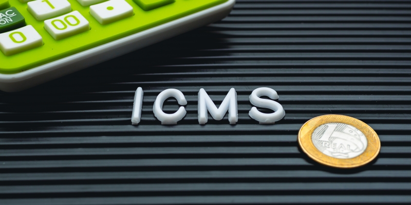 uma placa escrita ICMS. Imagem para ilustrar a matéria sobre o teto do ICMS