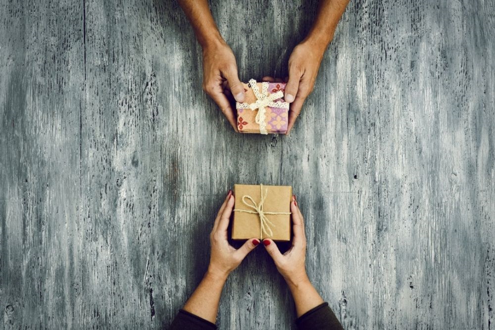 Quer gastar menos com presentes? Faça um amigo secreto no Natal