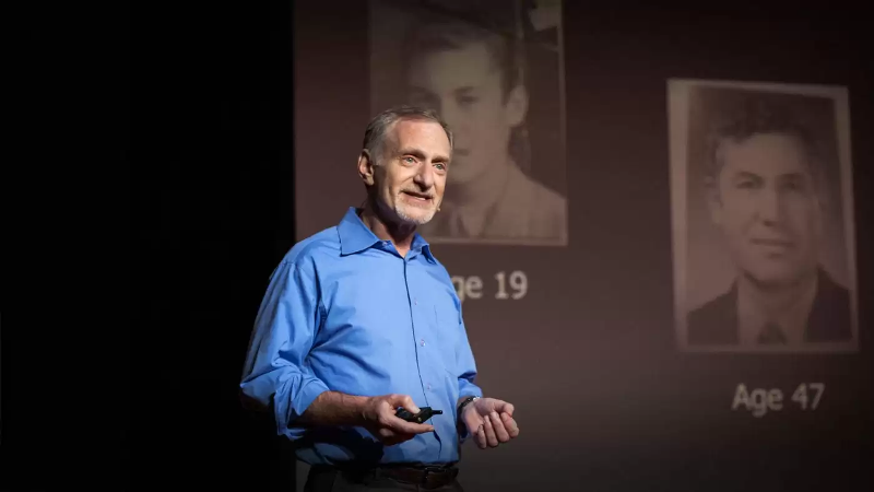 Robert J. Waldinger em uma apresentação de TED Talk. Imagem para ilustrar a matéria sobre envelhecimento com qualidade.