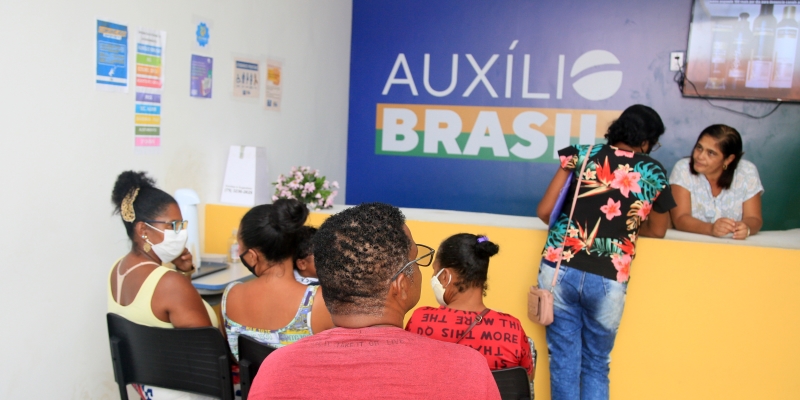 Pessoas da secretaria de assistência social para inscrição no programa Auxilio Brasil. Imagem para ilustrar a matéria sobre lista de espera do Auxílio Brasil.