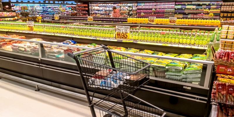 Uma ala de supermercado com alimentos congelados. Imagem para ilustrar a matéria sobre valor da ceia de Natal.