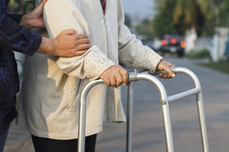 Mulher requerendo aposentadoria da pessoa com deficiência por idade