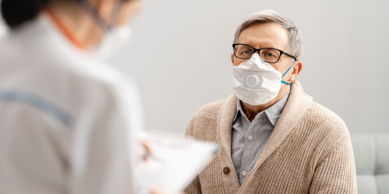 Um senhor de idade em um atendimento em meio a pandemia de covid-19, usando máscara. Imagem para ilustrar a matéria sobre recorde de mortes em 2021.