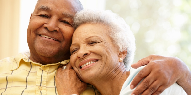 Dois idosos sorrindo e se abraçando. Imagem para ilustrar a matéria sobre envelhecimento sustentável. 