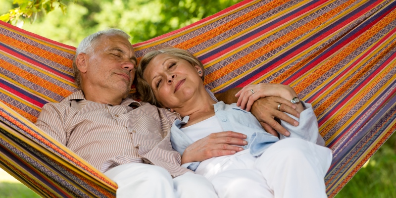 Uma casal dormindo na rede. Imagem para ilustrar a matéria sobre a relação entre dormir bem, longevidade e saúde.