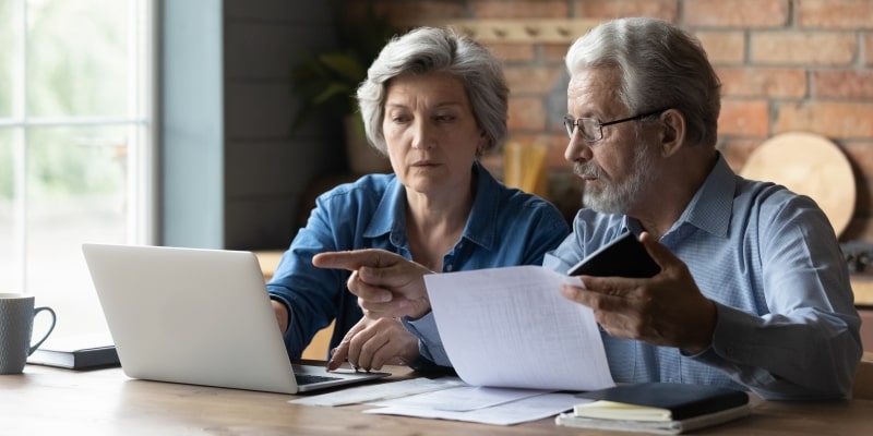 Imagem de um casal idoso escolhendo planos de saúde para idosos.