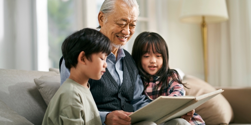 Um avó lendo trava-línguas para seus netos.