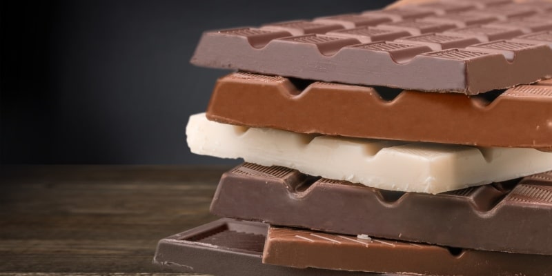 Barras de chocolate empilhadas. Imagem para ilustrar a matéria sobre cacau.
