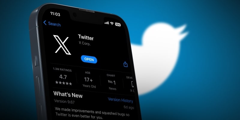 Um celular com uma conta do aplicativo X aberta. Ao fundo, a antiga logo do Twitter. Imagem para ilustrar a matéria sobre conta da Janja foi invadida.
