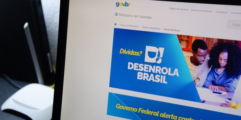 Site tela de computador com a o site do programa Desenrola Brasil aberto.