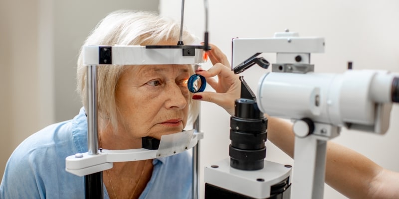 Uma senhora fazendo exame de vista para renovação de sua CNH. Imagem para ilustrar a matéria sobre até que idade os idosos podem dirigir.