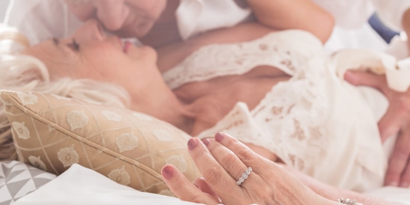 Casal mais velho e apaixonado está se preparando para um beijo apaixonado. Imagem para ilustrar a matéria sobre sexo na velhice.