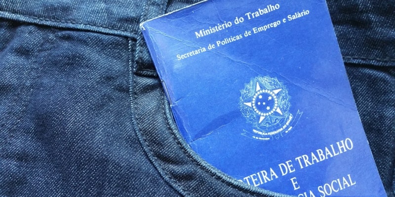 Uma carteira de trabalho em um bolso de calça jeans. Imagem para ilustrar a matéria sobre revisão da vida toda do INSS.
