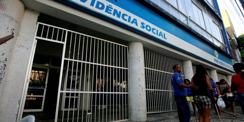 Uma agência da Previdência Social com uma fila da perícia médica do INSS.