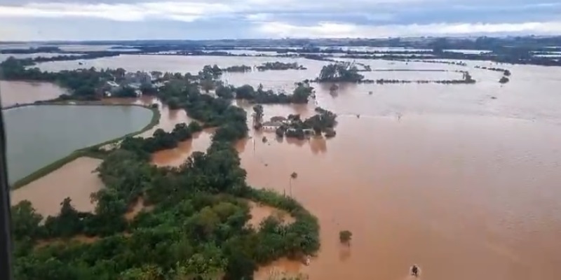 vião da FAB sobrevoa região alagada após fortes chuvas no Rio Grande Sul, para mostrar a situação das vítimas de desastres climáticos.