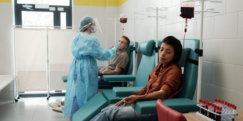 Pessoas doando sangue. Imagem para ilustrar a matéria sobre doador de sangue.