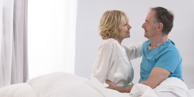 Um casal maduro tendo um romance na cama, sem se preocupar com IST em idosos.