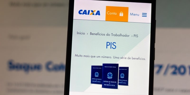 Um celular com o aplicativo do PIS aberto. Imagem para ilustrar a matéria sobre o pagamento do abono salarial.