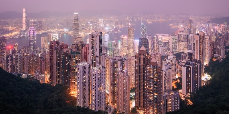 Horizonte urbano com altos arranha-céus, em Hong Kong, uma das cidades impossíveis de se viver.