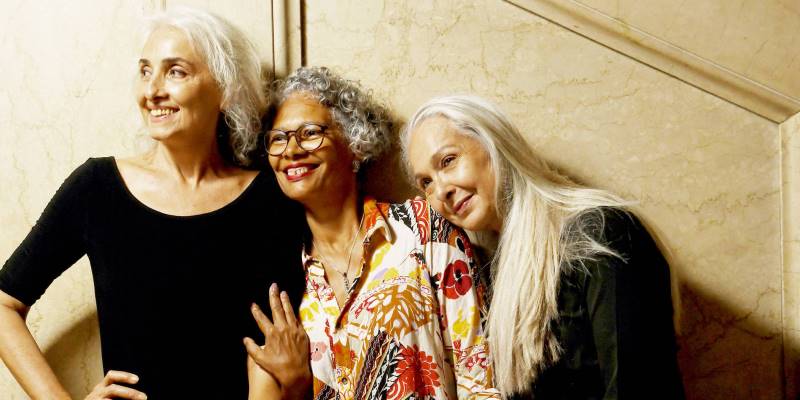 Vita, Cláudia e Ana, modelos com mais de 60 anos, posando para um ensaio. 