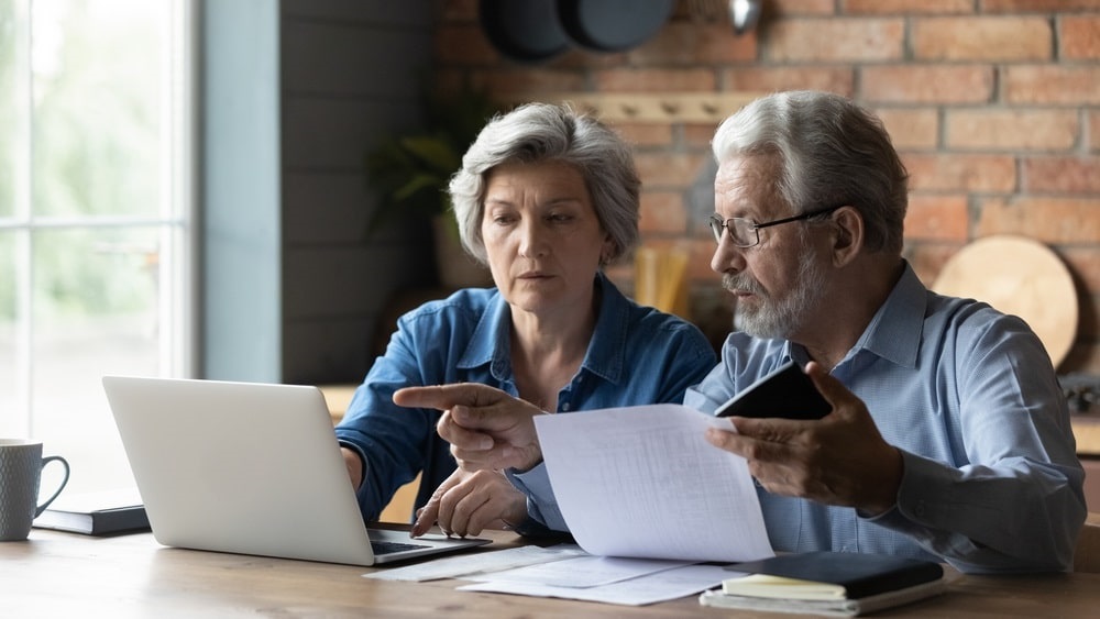 Idosos realizando planejamento financeiro antes de mudar de carreira