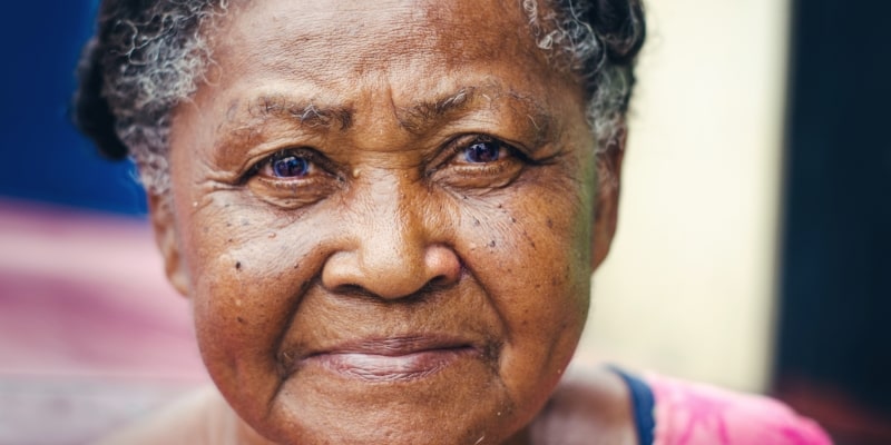 Retrato de uma mulher idosa negra com lindo olhar olhando para a câmera. Imagem para ilustar a matéria sobre envelhecimento da população brasileira.