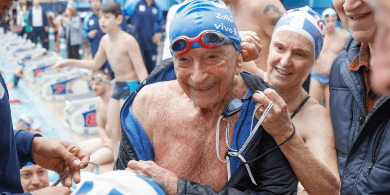 Rosane, filha de Anton Karl, ajudando o pai a vestir o roupão à borda da piscina do Grêmio Náutico União Foto: João Mattos/Divulgação