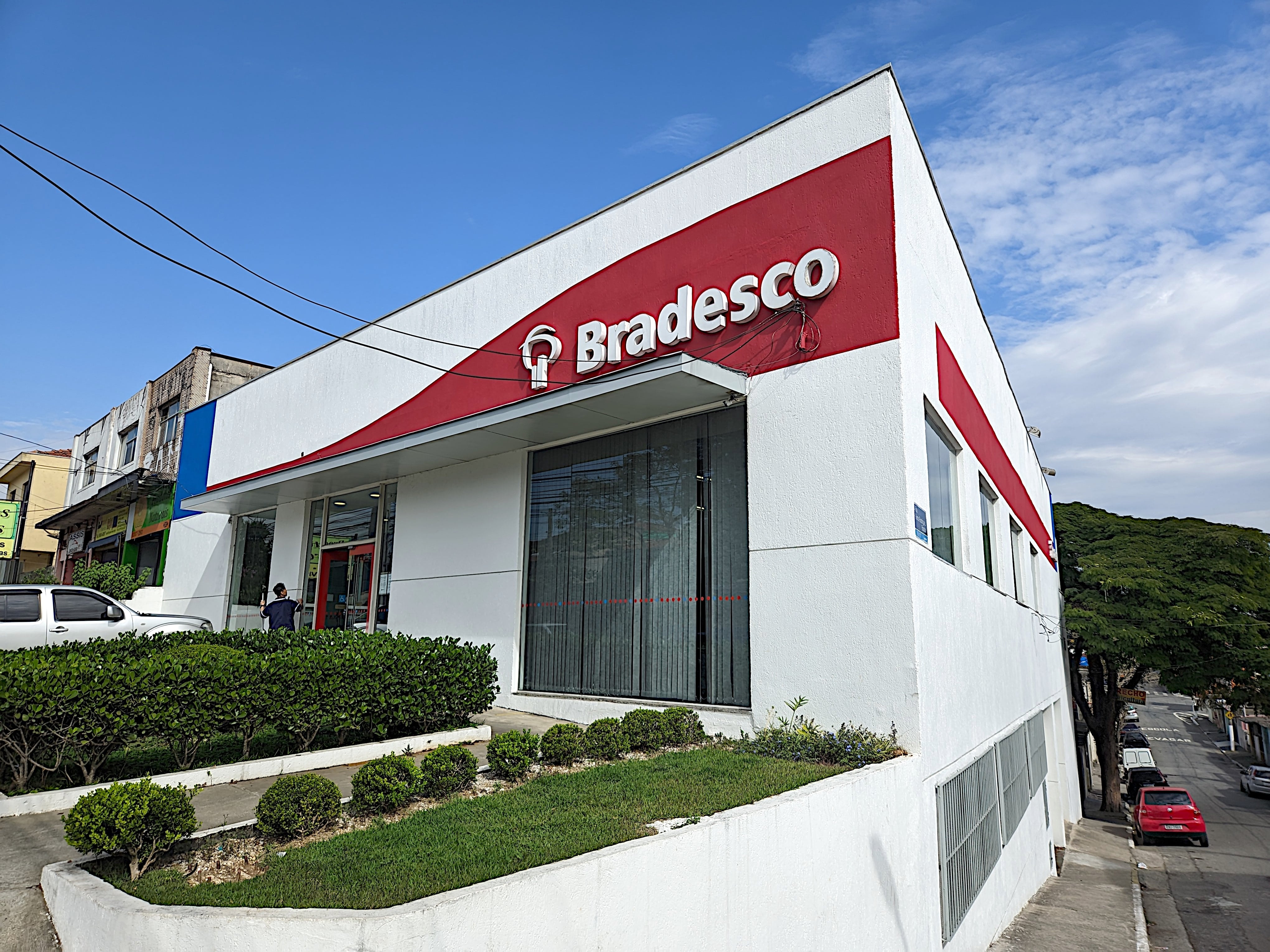 Fachada do banco Bradesco. Imagem para ilustrar a matéria sobre bancos restringem oferta de crédito consignado.