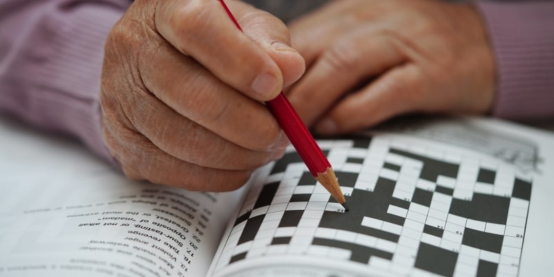 Um senhor jogando sudoku com um lápis. Imagem para ilustrar a matéria sobre aptidão física e cognitiva.