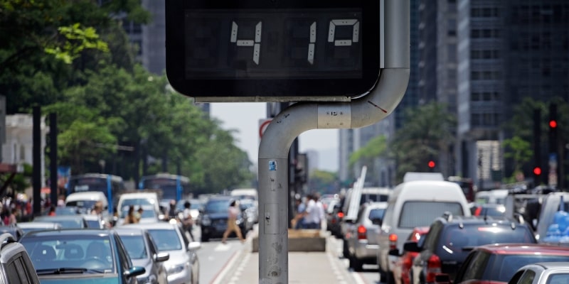 Um termômetro em São Paulo registrando altas temperaturas ao marcar 41 graus.