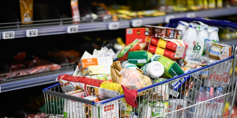 Um carrinho de supermercado cheio de alimentos, refletindo os gastos com alimentação que a população brasileira tem.