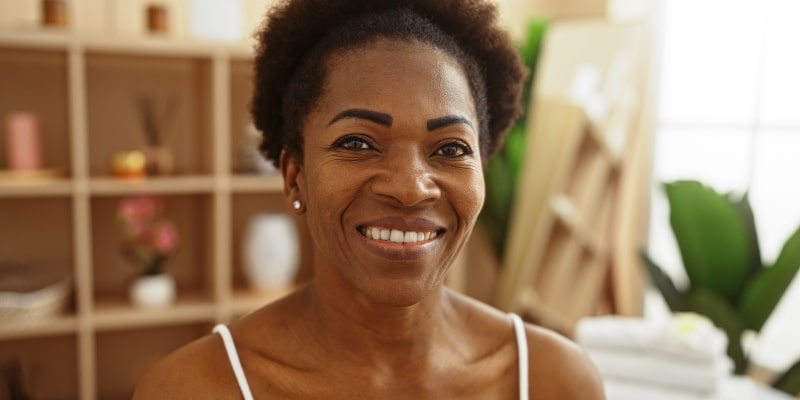 Foco no rosto de uma mulher sorrindo enquanto passa pelo salto de envelhecimento.