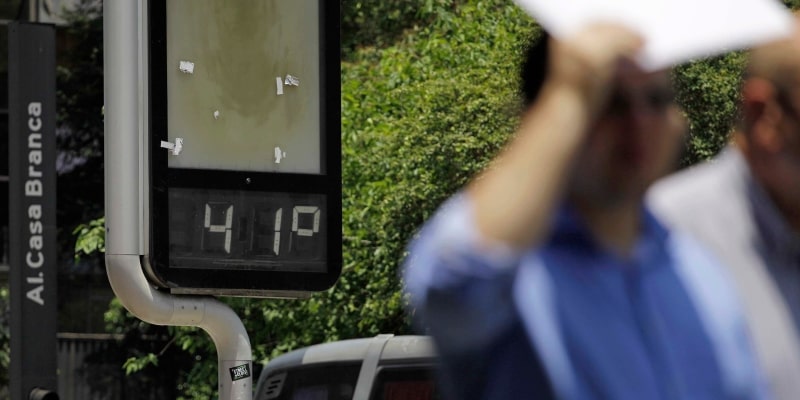 Um termômetro de rua marcando 41º, ilustrando a terceira onda de calor.