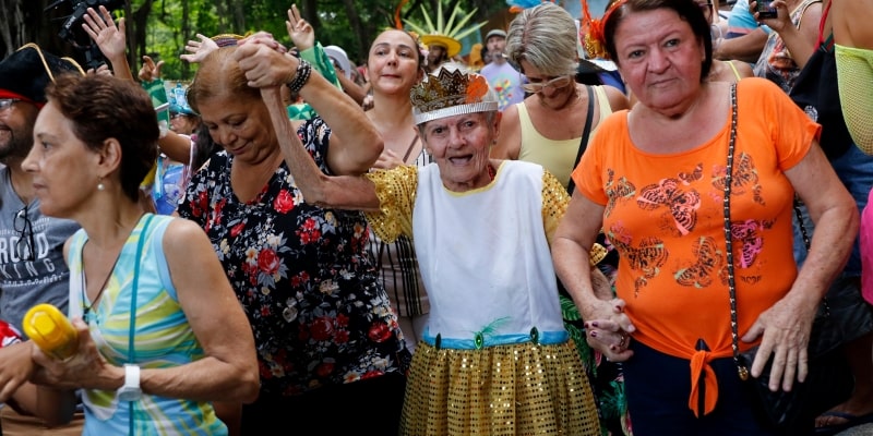 Carnaval para idosos que gostam de curtir na rua. Um grupo de mulheres idosas em um bloco de Carnaval.