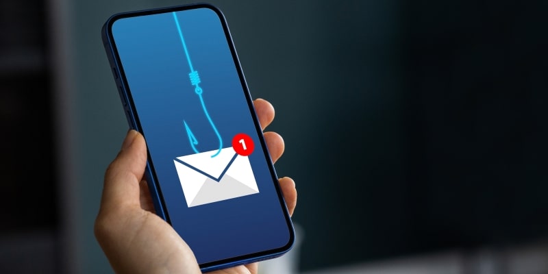 Uma pessoa recebendo golpes digitais pelo celular ao receber uma mensagem suspeita.