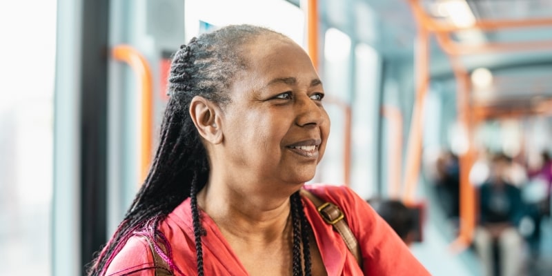 Uma mulher idosa e negra dentro de um ônibus. Imagem para ilustrar a matéria sobre a revolução da longevidade.