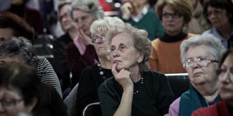 Um grupo de mulheres idosas estudando em um auditório. Imagem para ilustrar a matéria sobre cursos gratuitos para pessoas com 60 anos ou mais.