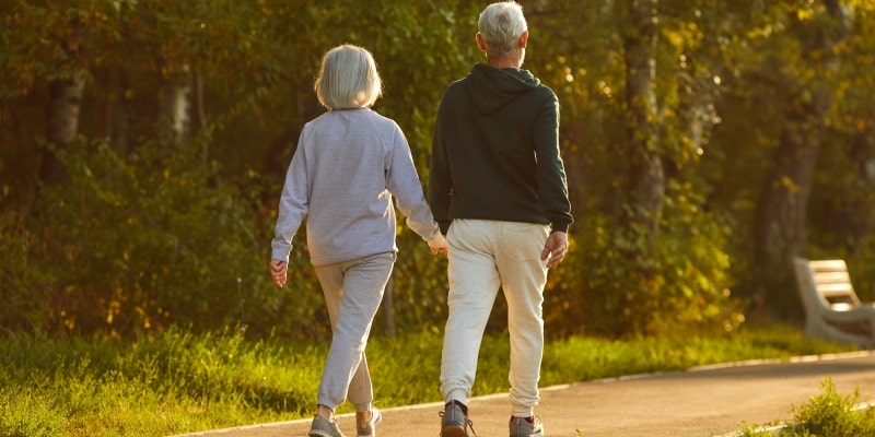 Um casal de idosos fazendo caminhada em um parque. Imagem para ilustrar a matéria sobre o DNA dos superidosos.