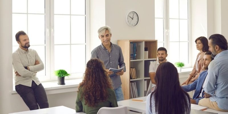 Um professor dando aula. Voluntariado 50+ é aposta em programa de educação financeira