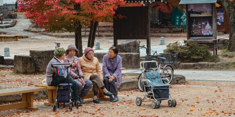 Um grupo de idosas janonesas em uma praça. Imagem para ilustrar a matéria sobre o declínio populacional no Japão.