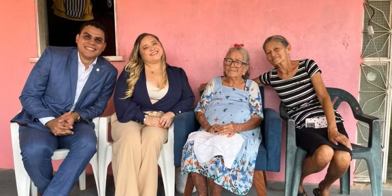 Advogado Rhichard Magalhães, a esposa dele, Glauciane Magalhães, Celeste (a mulher de 101 anos aposentada) e sua filha, Elizabeth da Silva. — Foto: Yara Ramalho/g1 RR