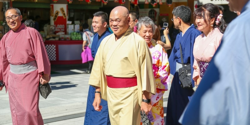 Um grupo de idosos em um festival em Asakusa, no Japão. Imagem para ilustrrar a matéria sobre a longevidade no Japão.