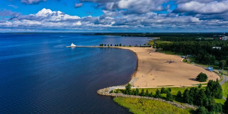 Vista aérea da praia de Nallikari, parcialmente ensolarada, numa manhã de verão, na Baía de Bótnia, em Oulu, Ostrobotnia do Norte, Finlândia. Imagem para ilustrar a matéria sobre nova blue zone.